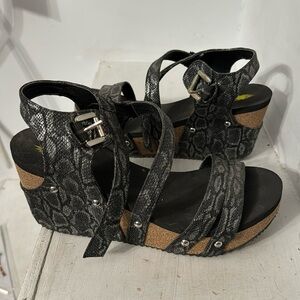 Women’s volatile wedge sandal size 8